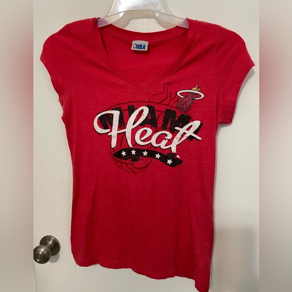 NBA Women’s Miami Heat shimmer logo Red V Neck Short sleeve  large